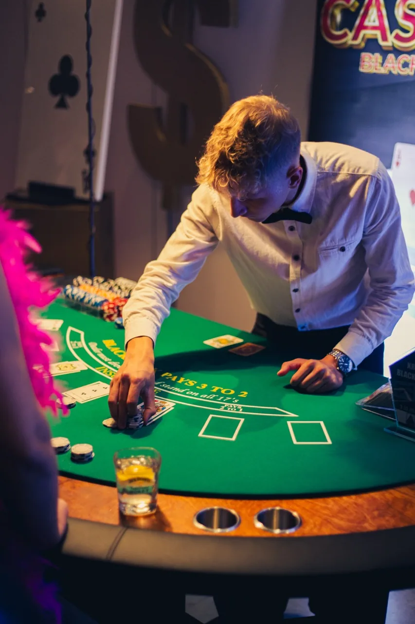 Blackjack czy poker – którą grę wybrać na imprezę firmową?