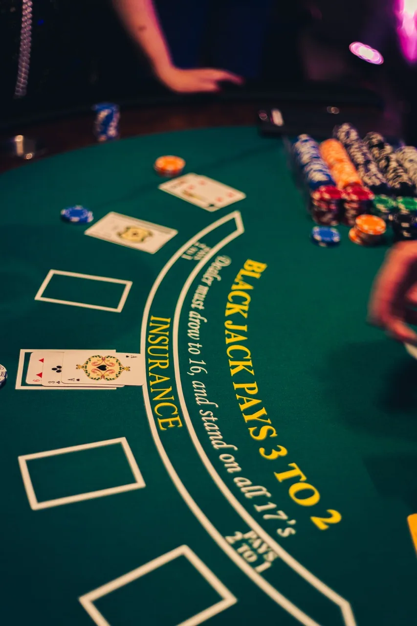 Blackjack na imprezie – zasady wyjaśnione w 5 minut